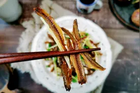 鱼干好吃有腥味？用它一起烧，腥味全无，吃在嘴里只有满满的香味图片