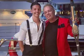 英国50岁的爸爸和女儿前男友度假时订婚，女儿表示祝福图片