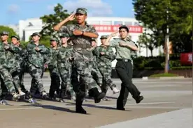 大学军训的教官是什么人？他们为何会在结束后悄悄“溜走”？图片