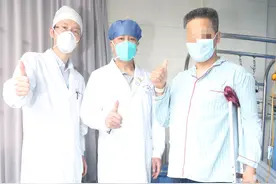 意外受伤导致双腿长短不一，得知他家境贫困，医院做了个暖心决定图片