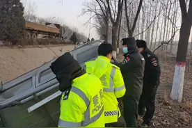 轿车侧翻路边沟 迁安民警偶遇险情及时救助图片