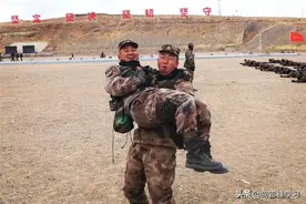 绷住别笑！“大块头”新兵和“小个子”班长之间有故事图片