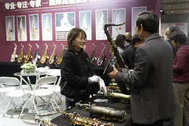 六旬老人吹萨克斯的自强人生图片