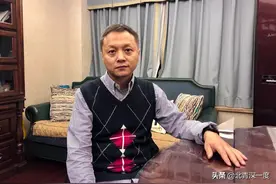 “黑脸医生”易凡归来：康复训练用镊子夹豆子，盼望早日回到医生岗位图片