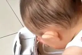 爸爸在家带娃，半个小时没声音，妈妈推门一看很“服气”图片
