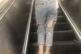 地铁偶遇一个女生，后面裤子破洞了，要不要提醒她一下...图片