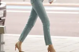 别再穿小白鞋了，今夏这双“裸色鞋”火了，舒适百搭，还特显腿长图片