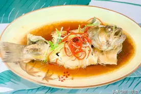 饭店的清蒸鲈鱼为啥好吃又不腥？原来去腥有技巧，厨师长教如何做图片