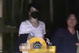 王菲李嫣深夜外出！母女各玩各的零交流，两人长腿瞩目外形似姐妹图片