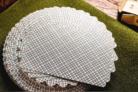 加拿大女魔术师教你一招炫酷的花式纸牌技巧：手臂展牌图片