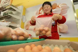 东莞女人开超市，利用“一筐鸡蛋”，1年赚99万，套路很老但管用图片