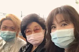 71岁徐小凤露面，身材走样发福明显，当众献吻男粉丝毫不拘谨图片