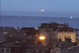 英国男子称自家窗外出现4个UFO：奇怪光亮悬浮10秒迅速消失图片