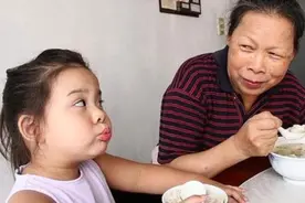 奶奶瞎勤快是带娃，妈妈不制止更伤娃，为孩子别怕得罪老人图片