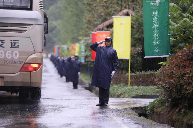 �ٻ�ʢ�ţ����ػ���ح��ʢ��չ���ֻ��ϲӭ���죬Բ�����