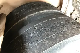 危险！车轮都这样了还上路？图片