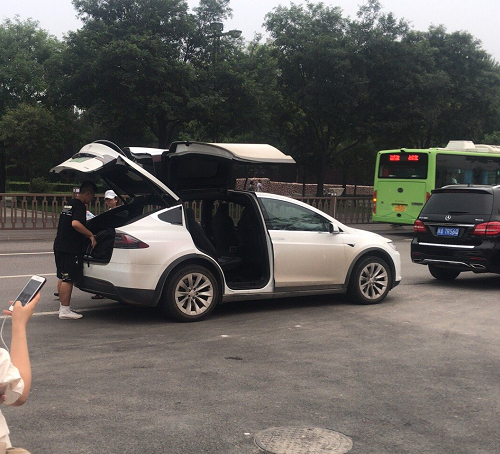 贵族学校开始报名，门口停的都是BBA，一年的学费就要15万