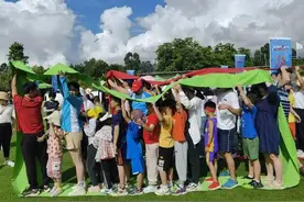 大手拉小手 拾忆红军长征路 | 2021年“奔跑吧·少年”儿童青少年主题健身活动（海南站）亲子障碍跑正式开跑图片