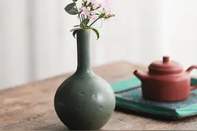 爱花人家中必不可少的花瓶，插上鲜花，让你的房间更温馨图片