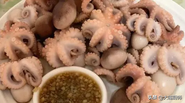 煮小章鱼，直接开水煮嚼不烂，老渔民教你一招，脆爽弹牙味道鲜美