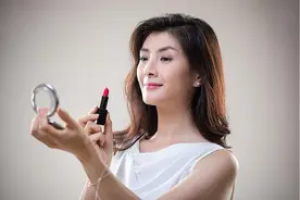 爱化妆的中老年人：记住4个化妆妙招，在外面玩一天妆都不花图片