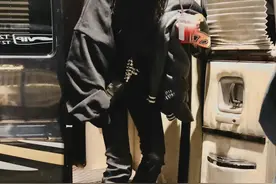 杨幂私服来了，棒球帽手里拿着皮衣，穿着皮裤，这也太苗条了图片