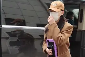 30岁吴谨言瘦成纸片人，体重仅92斤腿细似竹竿，被指神似鲁豫图片