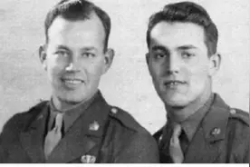 二战伞兵凭实力装死：跳伞失误被挂教堂顶，没想到一挂就是76年图片