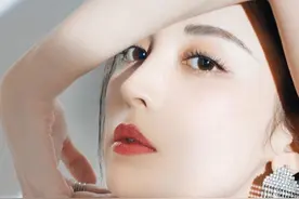 娜扎绿洲晒黑色系绝美写真 戴bling流苏耳饰闪耀吸睛图片