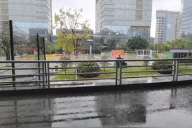 下雨天了怎么办，我好想你图片
