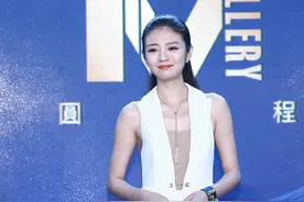 百亿阔太安以轩太敢穿！穿深V领上衣秀性感，生完娃身材还像少女图片