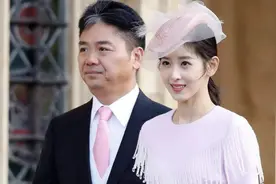 27岁章泽天被路人偶遇，穿着简朴被拍生图照，真实颜值一目了然图片