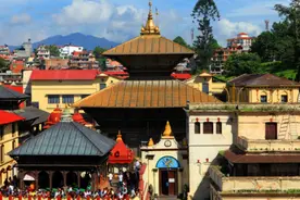 尼泊尔最大的寺庙建筑群,镀金屋顶,银色系装饰,非凡的帕斯帕提那图片