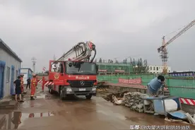 暴雨中塔吊一人被困 消防员成功施救图片