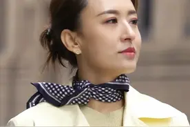 央视主持张蕾罕见外出逛街，穿风衣走在上海街头，似弄堂里的贵妇图片