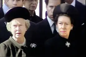 女王一生中最难的事：24年前戴安娜去世，她不得不向她的灵柩低头图片