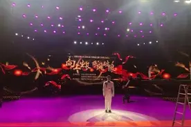 生下双胞胎脑瘫自闭症儿子后，26年后儿子在央视报恩，感动到哭图片