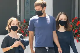 46岁蜘蛛侠托比带娃逛街，俩女儿长腿抢镜，网友：孩子都这么大了图片