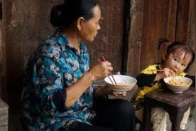 老人真疼还是假疼孩子，日常表现根本瞒不住，虚情假意一眼识破图片