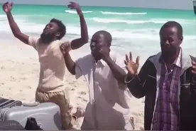 索马里海盗最丢脸的抢劫：挟持货船2年没人来赎，还要养22名人质图片