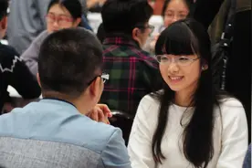 相亲时女孩点名要两千块钱的红酒，买单时被男方拒绝：酒钱自费图片