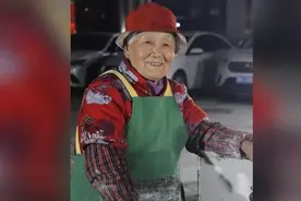 96岁奶奶深夜摆摊30年！她的这席话，网友：通透又潇洒图片
