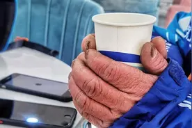 这是外卖配送员的手，他想给女儿买个蛋糕回去，但有点贵，没舍得买……图片