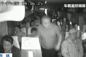 惊险一幕！客车司机遭醉汉袭击 车辆失控撞上隧道视频封面