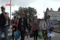 广西东兴成越南劳工“淘金地” 越南工人：工作好生活好 为什么不来呢视频封面