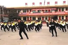 小学校长带师生跳“鬼步舞”走红网络图片
