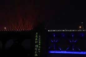 武汉：两江四岸上演大规模灯光秀视频封面