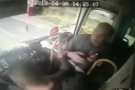 常德一醉酒大爷殴打公交司机及他人 警方：已刑事拘留视频封面