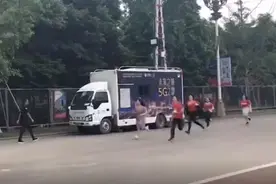 青蕉拍客 | 男粉丝也疯狂！华晨宇粉丝成都音乐会上演“百米冲刺”视频封面