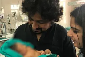 印度记者夫妇收养弃婴，父亲节晒全家福
